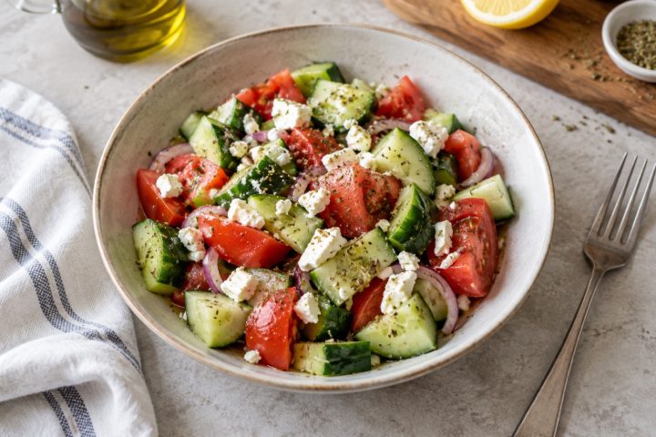 Gurken-Tomaten-Salat mit Feta – Serviervorschlag